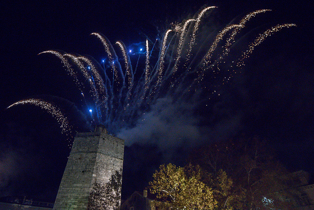 Deset tisuća posjetitelja uživalo u otvorenju Adventa u Zadru- koncertu Ivana Zaka i vatrometu