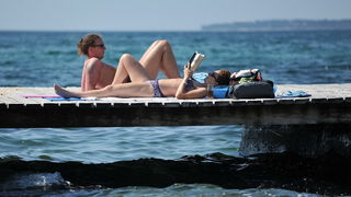 Zadar, 090513
Ljetna atmosfera na plazi na Boriku. Visoke temperature zraka (25) i mora(19) privukle su brojne kupace.
Na fotografiji: kupaci na Boriku.
Foto: Luka Gerlanc / CROPIX