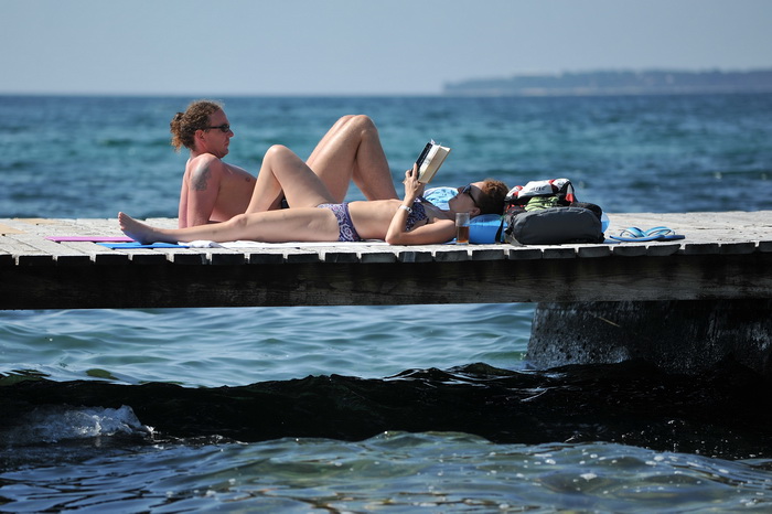 Zadar, 090513
Ljetna atmosfera na plazi na Boriku. Visoke temperature zraka (25) i mora(19) privukle su brojne kupace.
Na fotografiji: kupaci na Boriku.
Foto: Luka Gerlanc / CROPIX