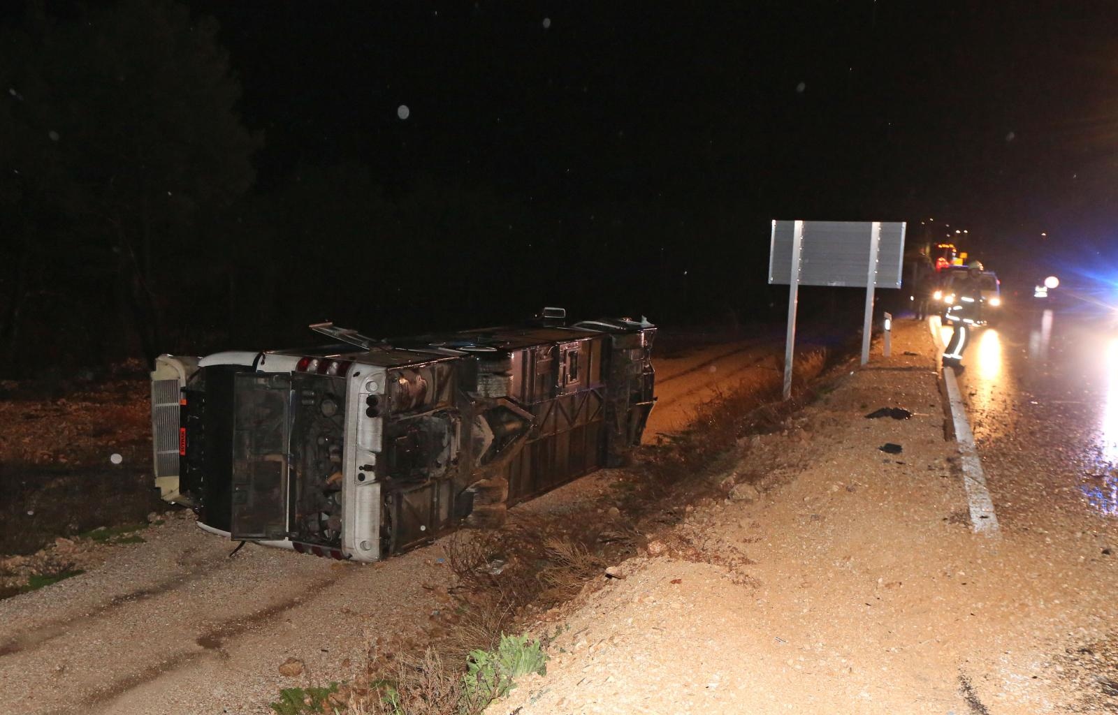 Vodice: U sudaru automobila i autobusa tri osobe ozlijeđene, a autobus završio na boku