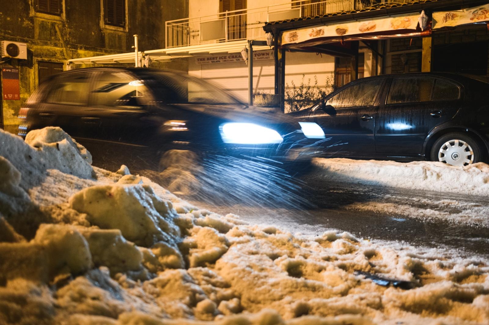 U Pakoštanima padala tuča više od 30 minuta i zabijelila cijelo mjesto U Pakoštanima padala tuča više od 30 minuta i zabijelila cijelo mjesto