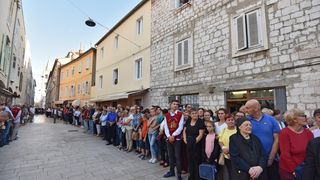 Velik broj vjernika sudjelovalo u procesiji u kojoj je nošeno tijelo Leopolda Bogdana Mandića od crkve Gospe od zdravlja do katedrale sv. Stošije Velik broj vjernika sudjelovalo u procesiji u kojoj je nošeno tijelo Leopolda Bogdana Mandića od crkve Gospe od zdravlja do katedrale sv. Stošije