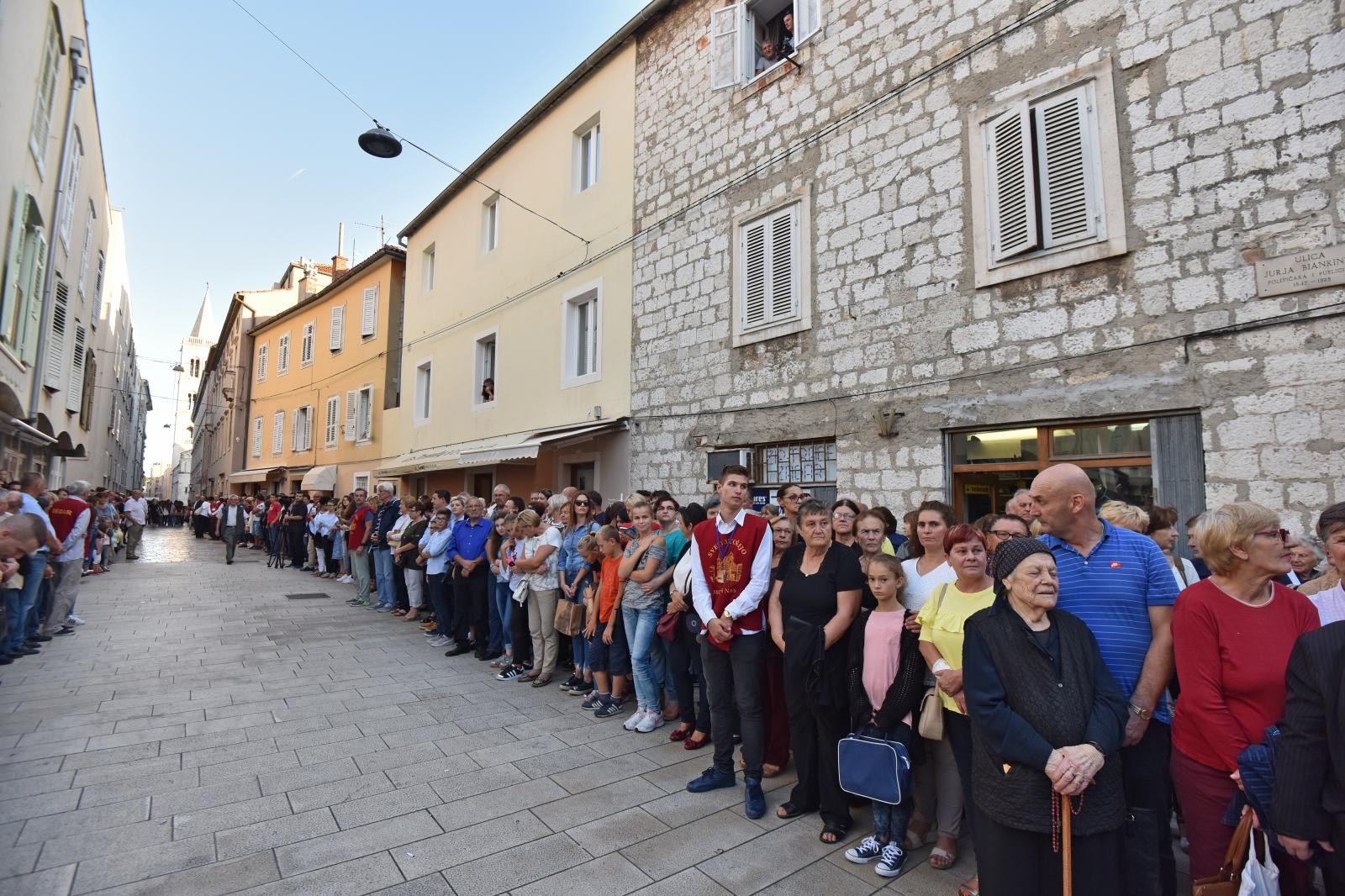 Velik broj vjernika sudjelovalo u procesiji u kojoj je nošeno tijelo Leopolda Bogdana Mandića od crkve Gospe od zdravlja do katedrale sv. Stošije Velik broj vjernika sudjelovalo u procesiji u kojoj je nošeno tijelo Leopolda Bogdana Mandića od crkve Gospe od zdravlja do katedrale sv. Stošije