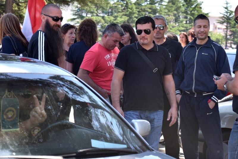 Nekoliko desetaka ljudi okupilo se ispred zgrade 2. Policijske postaje PU Zadarske kako bi dali podršku prosvjedu branitelja u Zagrebu.  Photo: Dino Stanin/PIXSELL