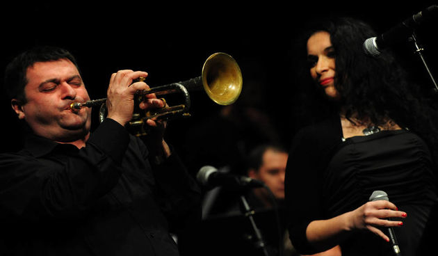 Zadar, 25.04.2013. snimio: Nenad Marčev, 
koncertna pretplata 
All About Jazz 
JAZZ ORKESTAR HRT-a 
Solistica: Lela Kaplowitz 
Dirigent: Saša Nestorović 
Dvorana HNK Zadar