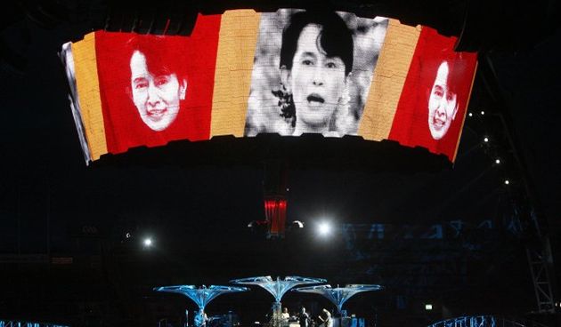 Slika Aung San Suu Kyi na ekranu pozornice U2