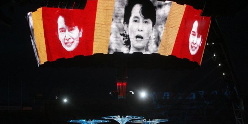 Slika Aung San Suu Kyi na ekranu pozornice U2 Slika Aung San Suu Kyi na ekranu pozornice U2