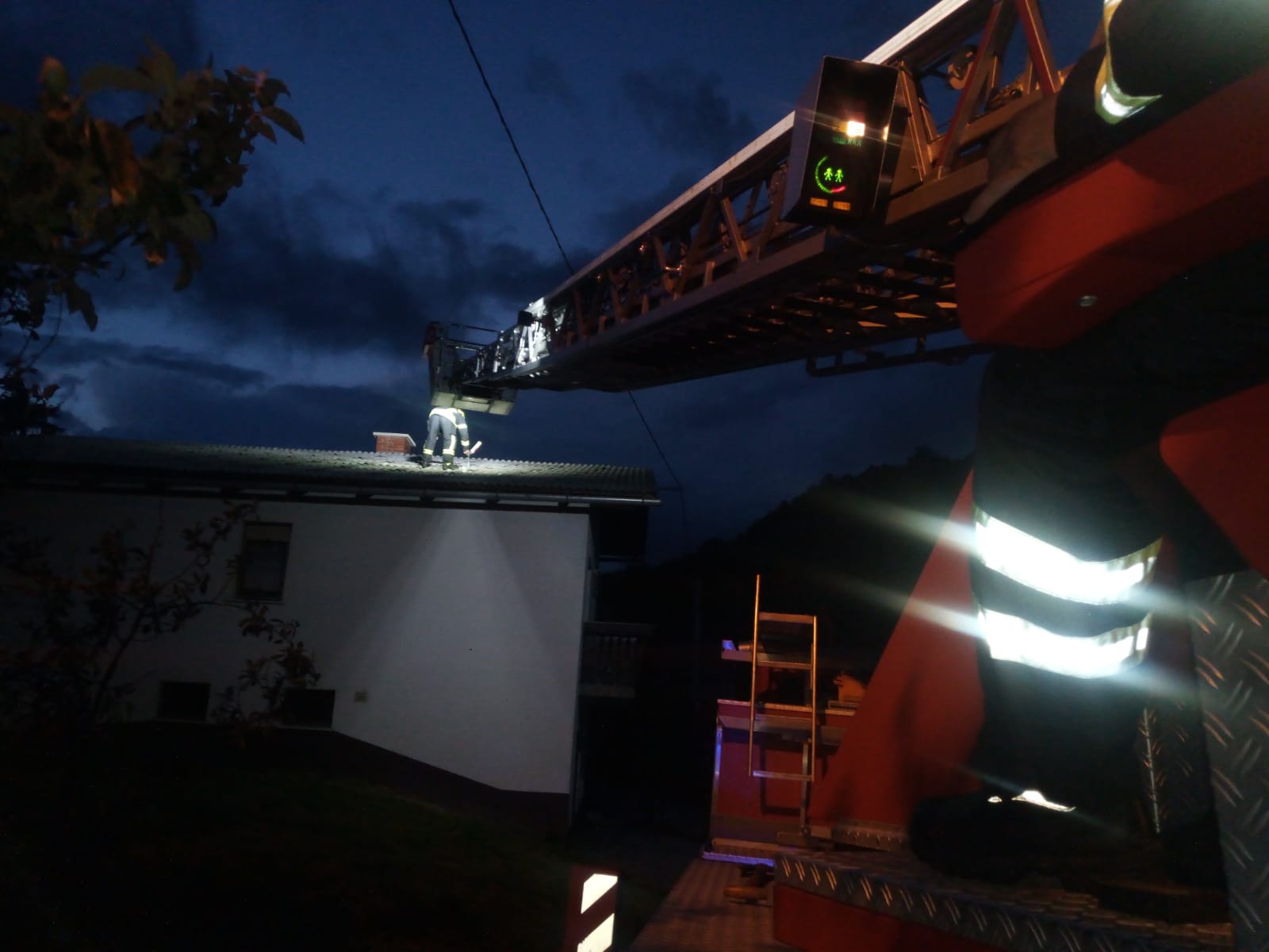 Pogledajte posljedice olujnog nevremena koje je zahvatilo pet županija Pogledajte posljedice olujnog nevremena koje je zahvatilo pet županija