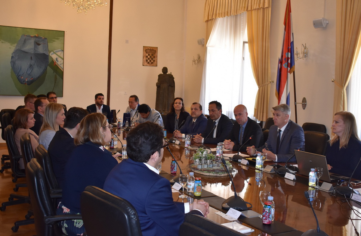 Predstavnici dvadesetak stranih veleposlanstva u posjetu Zadarskoj županiji Predstavnici dvadesetak stranih veleposlanstva u posjetu Zadarskoj županiji