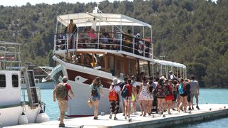 Skradin pun turista, za posjet Nacionalnom parku Krka čeka se u redu Skradin pun turista, za posjet Nacionalnom parku Krka čeka se u redu