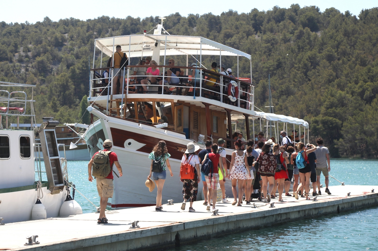 Skradin pun turista, za posjet Nacionalnom parku Krka čeka se u redu Skradin pun turista, za posjet Nacionalnom parku Krka čeka se u redu