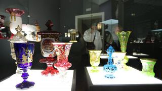 U Muzeju za umjetnost i obrt otvorena je izložba ” Transparentna ljepota – Staklo iz hrvatskih muzeja”. Transparentna ljepota rezultat je trogodišnjeg rada stručnjaka iz 30-tak hrvatskih muzeja. Uz postav dijela izložbe Transparentna ljepota u MUO, istodo