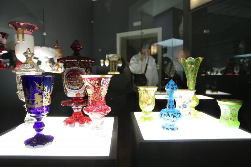 U Muzeju za umjetnost i obrt otvorena je izložba ” Transparentna ljepota – Staklo iz hrvatskih muzeja”. Transparentna ljepota rezultat je trogodišnjeg rada stručnjaka iz 30-tak hrvatskih muzeja. Uz postav dijela izložbe Transparentna ljepota u MUO, istodo