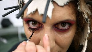 Zagreb – U Zagrebackom plesnom centru odrzana je revija poznatih hrvatskih dizajnera u sklopu devetog Modnog ormara. Detalji iz backstaga, frizeri i vizasisti vrse posljednje pripreme modela uoci revija. šminkanje. make-up. modeli, tetovaže, štikle. Photo