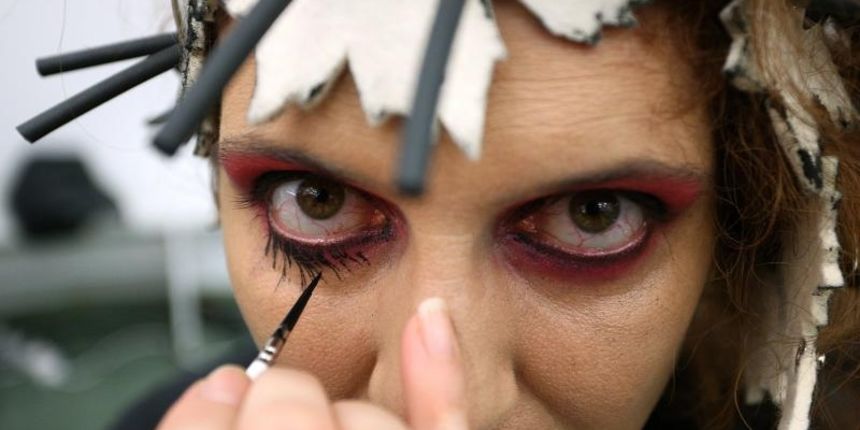 Zagreb – U Zagrebackom plesnom centru odrzana je revija poznatih hrvatskih dizajnera u sklopu devetog Modnog ormara. Detalji iz backstaga, frizeri i vizasisti vrse posljednje pripreme modela uoci revija. šminkanje. make-up. modeli, tetovaže, štikle. Photo