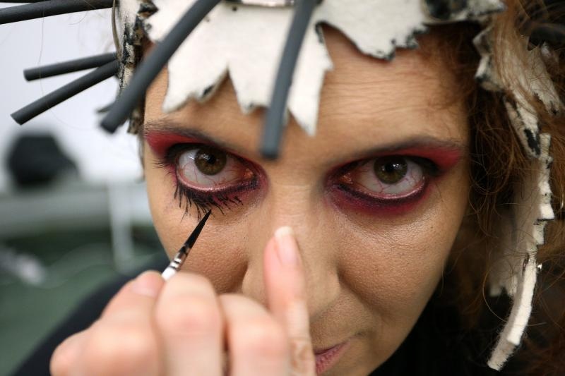 Zagreb – U Zagrebackom plesnom centru odrzana je revija poznatih hrvatskih dizajnera u sklopu devetog Modnog ormara. Detalji iz backstaga, frizeri i vizasisti vrse posljednje pripreme modela uoci revija. šminkanje. make-up. modeli, tetovaže, štikle. Photo