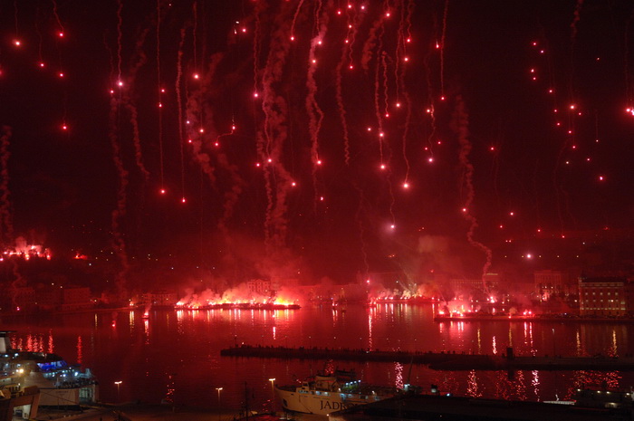 Split 130111.
Ponocna bakljada povodom 100 rodjendana Hajduka.
fotoFedja Klaric / CROPIX Split 130111.
Ponocna bakljada povodom 100 rodjendana Hajduka.
fotoFedja Klaric / CROPIX