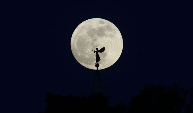 Zadar, 050512.  
Danas je mjesec u tocki perigeja. 
Puni Mjesec je najveci i najblistaviji u ovoj godini odnosno u zadnjih 19 godina, te ce na svojoj putanji biti najblize Zemlji.
Na fotografiji puni mjesec i silueta andjela na zvoniku zadarske Katedrale