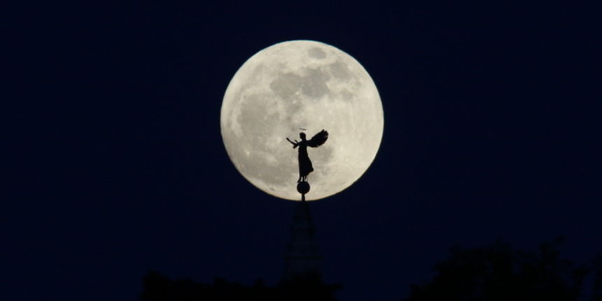 Zadar, 050512.  
Danas je mjesec u tocki perigeja. 
Puni Mjesec je najveci i najblistaviji u ovoj godini odnosno u zadnjih 19 godina, te ce na svojoj putanji biti najblize Zemlji.
Na fotografiji puni mjesec i silueta andjela na zvoniku zadarske Katedrale