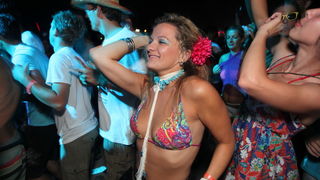 Zrce, 090711.
Na prvom hrvatskom Big Beach partyju na plazi Zrce nastupio je Fatboy Slim pred oko 10 tisuca posjetitelja. Fatboy Slim, DJ za siroke narodne mase. Svo vrijeme dvosatnog nastupa drzao je publiku u visokom ritmu tako da je ona svo vrijeme ple Zrce, 090711.
Na prvom hrvatskom Big Beach partyju na plazi Zrce nastupio je Fatboy Slim pred oko 10 tisuca posjetitelja. Fatboy Slim, DJ za siroke narodne mase. Svo vrijeme dvosatnog nastupa drzao je publiku u visokom ritmu tako da je ona svo vrijeme ple