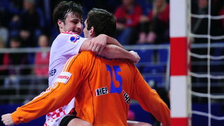 Vrsac, 160112.
Europsko prvenstvo u rukometu u Srbiji.
Prvo kolo, utakmica izmedju Hrvatske i Islanda.
Na slici: Domagoj Duvnjak i Mirko Alilovic.
Foto: Drazen Aleksic / CROPIX Vrsac, 160112.
Europsko prvenstvo u rukometu u Srbiji.
Prvo kolo, utakmica izmedju Hrvatske i Islanda.
Na slici: Domagoj Duvnjak i Mirko Alilovic.
Foto: Drazen Aleksic / CROPIX