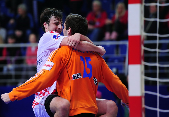 Vrsac, 160112.
Europsko prvenstvo u rukometu u Srbiji.
Prvo kolo, utakmica izmedju Hrvatske i Islanda.
Na slici: Domagoj Duvnjak i Mirko Alilovic.
Foto: Drazen Aleksic / CROPIX Vrsac, 160112.
Europsko prvenstvo u rukometu u Srbiji.
Prvo kolo, utakmica izmedju Hrvatske i Islanda.
Na slici: Domagoj Duvnjak i Mirko Alilovic.
Foto: Drazen Aleksic / CROPIX