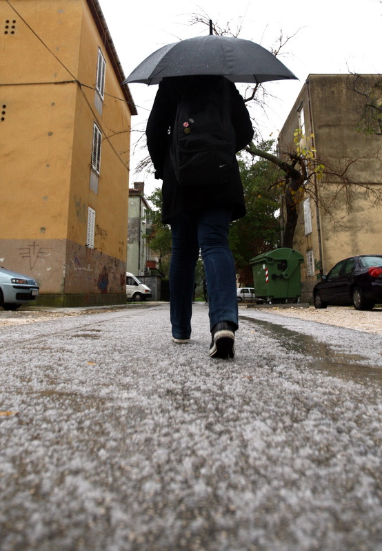 Zadar, 261110.
Oko 13 sati na grad Zadar srucilo se grmljavinsko nevrijeme praceno jakom kisom i tucom, te stvorilo probleme u prometu.
Foto: Vladimir Ivanov / CROPIX