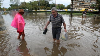 Zadar, 010912.
Nakon visemjesecne suse u Zadru se u subotu ujutro dogodio potop. Kisa je uz povremenu jaku grmljavinu pocela padati pred zoru, oko pet sati i jos nije prestala padati. Ogromne kolicine kise prekrile su prometnice na godinama poznatim kriti