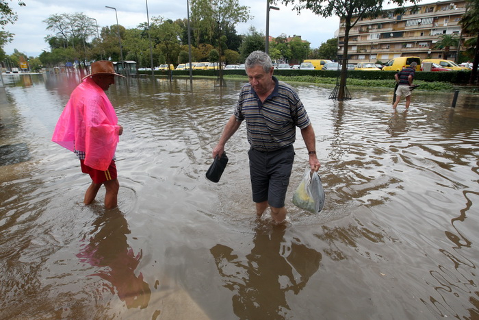 Zadar, 010912.
Nakon visemjesecne suse u Zadru se u subotu ujutro dogodio potop. Kisa je uz povremenu jaku grmljavinu pocela padati pred zoru, oko pet sati i jos nije prestala padati. Ogromne kolicine kise prekrile su prometnice na godinama poznatim kriti