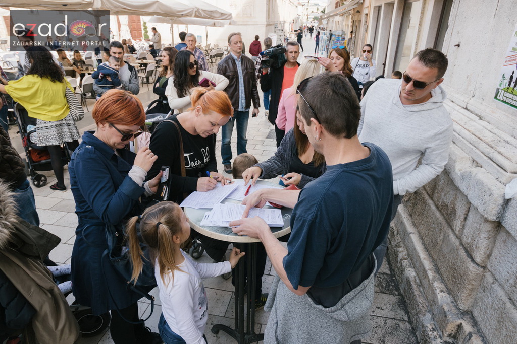 Prosvjedni skup roditelja protiv politike obaveznog cijepljenja Prosvjedni skup roditelja protiv politike obaveznog cijepljenja