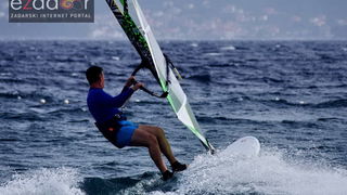 Guštanje surfera u jakom jugu Guštanje surfera u jakom jugu