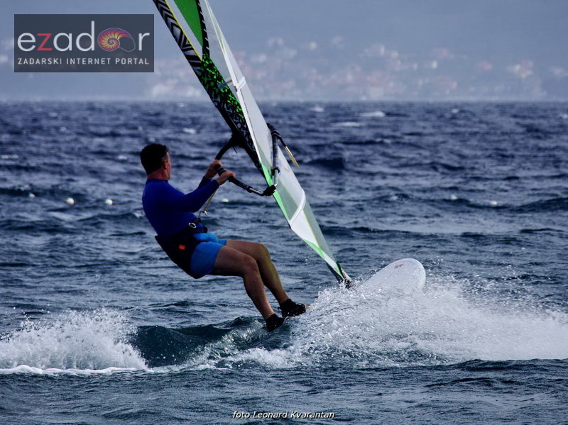 Guštanje surfera u jakom jugu Guštanje surfera u jakom jugu
