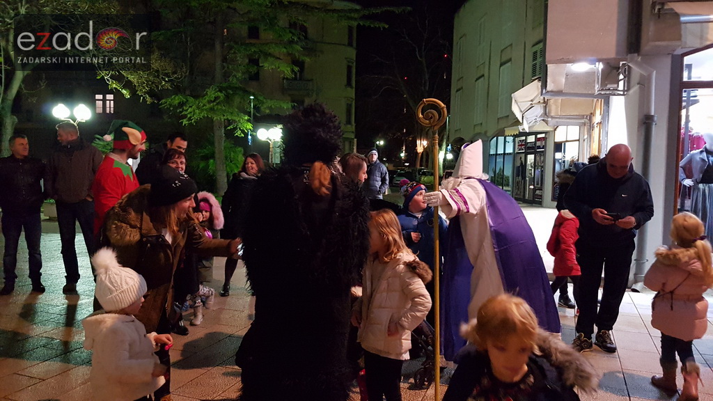 Sv. Nikola s Krampusom i Vilenjakom zabavljao djecu od Kampo Kaštela do Trga Petra Zoranića Sv. Nikola s Krampusom i Vilenjakom zabavljao djecu od Kampo Kaštela do Trga Petra Zoranića