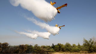 Zadar, Babindub, 230812.
Pozar u mjestu Babindub, kraj Zadra, u blizini aerodroma. Pozar je izbio medju kucama, na rubu borove sume kod vojnog aerodroma. Dio terena je miniran pa su u gasenju sudjelovali i kanaderi.
Foto: Jure Miskovic / CROPIX