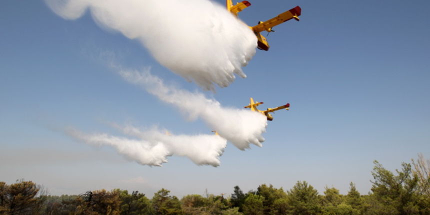 Zadar, Babindub, 230812.
Pozar u mjestu Babindub, kraj Zadra, u blizini aerodroma. Pozar je izbio medju kucama, na rubu borove sume kod vojnog aerodroma. Dio terena je miniran pa su u gasenju sudjelovali i kanaderi.
Foto: Jure Miskovic / CROPIX
