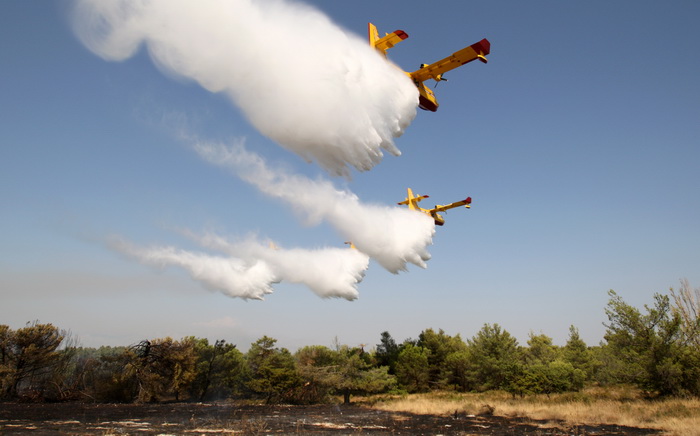 Zadar, Babindub, 230812.
Pozar u mjestu Babindub, kraj Zadra, u blizini aerodroma. Pozar je izbio medju kucama, na rubu borove sume kod vojnog aerodroma. Dio terena je miniran pa su u gasenju sudjelovali i kanaderi.
Foto: Jure Miskovic / CROPIX