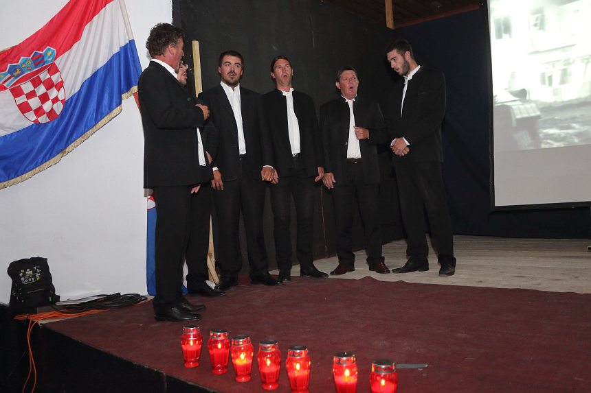 Bibinje: Predstavljena knjiga “Bitka za Vukovar” Damira Plavšića. Foto: Leo Banić Bibinje: Predstavljena knjiga “Bitka za Vukovar” Damira Plavšića. Foto: Leo Banić