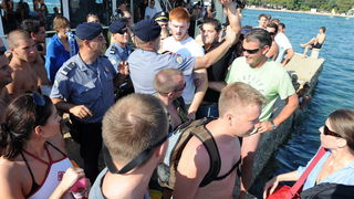 Zadar, 210710.
Mjestani zadarskog predjela Puntamika prosvjedovali su na molu svoje plaze trazeci od vlasnika broda Leut gospodina Toncija Jureska da vise ne iskrcava turiste na njihovom molu jer tako dovodi u opasnost kupace i ostecuje mol. U trenutku ka