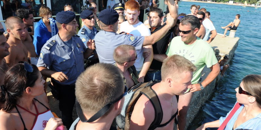 Zadar, 210710.
Mjestani zadarskog predjela Puntamika prosvjedovali su na molu svoje plaze trazeci od vlasnika broda Leut gospodina Toncija Jureska da vise ne iskrcava turiste na njihovom molu jer tako dovodi u opasnost kupace i ostecuje mol. U trenutku ka Zadar, 210710.
Mjestani zadarskog predjela Puntamika prosvjedovali su na molu svoje plaze trazeci od vlasnika broda Leut gospodina Toncija Jureska da vise ne iskrcava turiste na njihovom molu jer tako dovodi u opasnost kupace i ostecuje mol. U trenutku ka