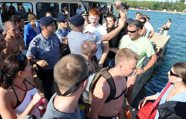 Zadar, 210710.
Mjestani zadarskog predjela Puntamika prosvjedovali su na molu svoje plaze trazeci od vlasnika broda Leut gospodina Toncija Jureska da vise ne iskrcava turiste na njihovom molu jer tako dovodi u opasnost kupace i ostecuje mol. U trenutku ka