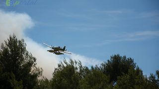 Zemaljske i zračne vatrogasne snage gase veliki šumski požar kod Crvene luke. Foto: Franjo Jurić/eBiograd Zemaljske i zračne vatrogasne snage gase veliki šumski požar kod Crvene luke. Foto: Franjo Jurić/eBiograd