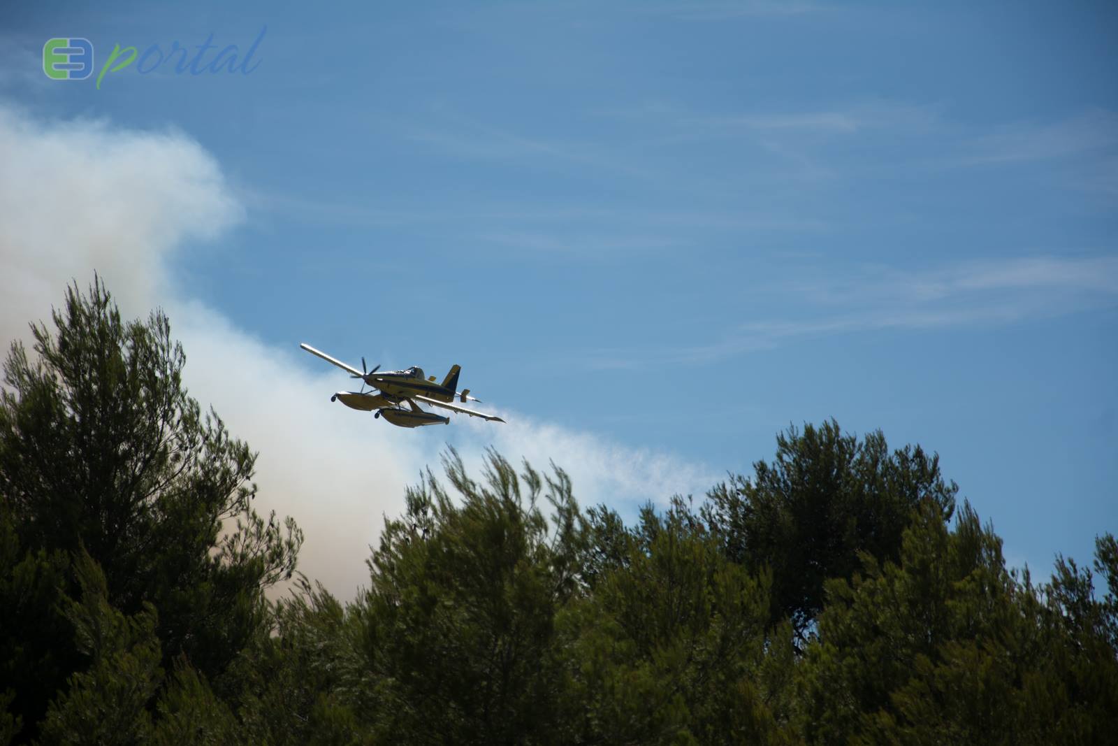 Zemaljske i zračne vatrogasne snage gase veliki šumski požar kod Crvene luke. Foto: Franjo Jurić/eBiograd Zemaljske i zračne vatrogasne snage gase veliki šumski požar kod Crvene luke. Foto: Franjo Jurić/eBiograd