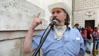 Zadar, 270413
Jos jedan predizborni performans Enia Mestrovica. Ovaj put je na Narodnom trgu glasove “kupovao” porcijama svinjetine.
Na fotografiji: detalj s dogadjaja.
Foto: Luka Gerlanc / CROPIX Zadar, 270413
Jos jedan predizborni performans Enia Mestrovica. Ovaj put je na Narodnom trgu glasove “kupovao” porcijama svinjetine.
Na fotografiji: detalj s dogadjaja.
Foto: Luka Gerlanc / CROPIX