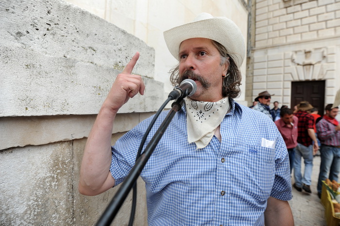 Zadar, 270413
Jos jedan predizborni performans Enia Mestrovica. Ovaj put je na Narodnom trgu glasove “kupovao” porcijama svinjetine.
Na fotografiji: detalj s dogadjaja.
Foto: Luka Gerlanc / CROPIX Zadar, 270413
Jos jedan predizborni performans Enia Mestrovica. Ovaj put je na Narodnom trgu glasove “kupovao” porcijama svinjetine.
Na fotografiji: detalj s dogadjaja.
Foto: Luka Gerlanc / CROPIX