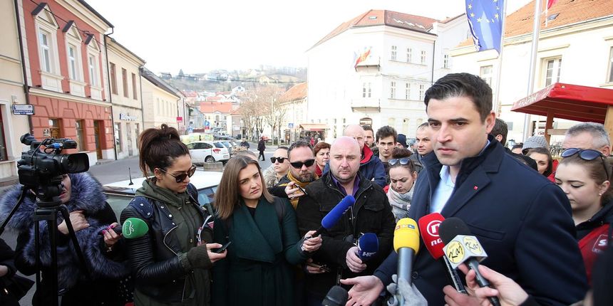Davor Bernardić na Trgu Lj. Gaja održao konferenciju za medije Davor Bernardić na Trgu Lj. Gaja održao konferenciju za medije