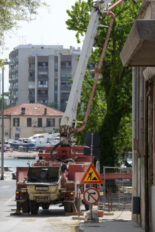 Iako se priblizava pocetak turisticke sezone, stara gradska jezgra pretvorena je u veliko gradiliste. Photo: Dino Stanin/PIXSELL Autor Dino Stanin/PIXSELL Ključne riječi bager, turisticka sezona, skele, raskopano, cesta, radovi, Iako se priblizava pocetak turisticke sezone, stara gradska jezgra pretvorena je u veliko gradiliste. Photo: Dino Stanin/PIXSELL Autor Dino Stanin/PIXSELL Ključne riječi bager, turisticka sezona, skele, raskopano, cesta, radovi,