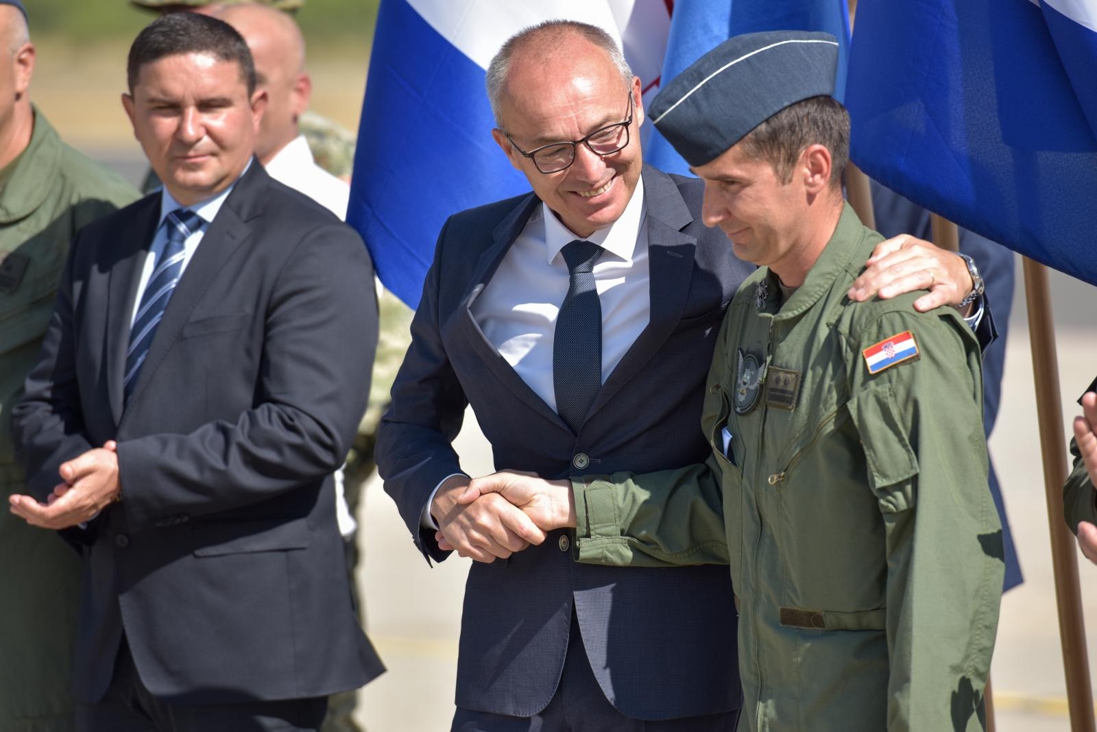 Svečanost povodom završetka obuke pilota na helikopterima OH-58D Kiowa Warrior Svečanost povodom završetka obuke pilota na helikopterima OH-58D Kiowa Warrior