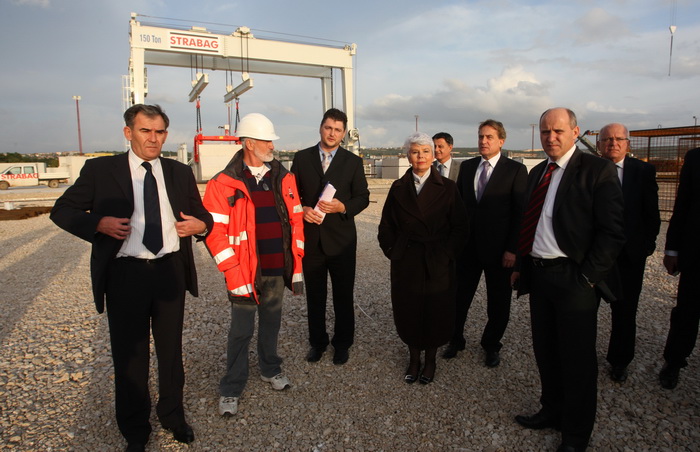 Zadar, 081111.
Premijerka Jadranka Kosor sa ministrima posjetila je Zadar povodom sportskih igara za invalide domovinskog rata, posjetila je i Luku Gazenicu koja je u izgradnji.
Foto : Andrija Lucic / cropix Zadar, 081111.
Premijerka Jadranka Kosor sa ministrima posjetila je Zadar povodom sportskih igara za invalide domovinskog rata, posjetila je i Luku Gazenicu koja je u izgradnji.
Foto : Andrija Lucic / cropix