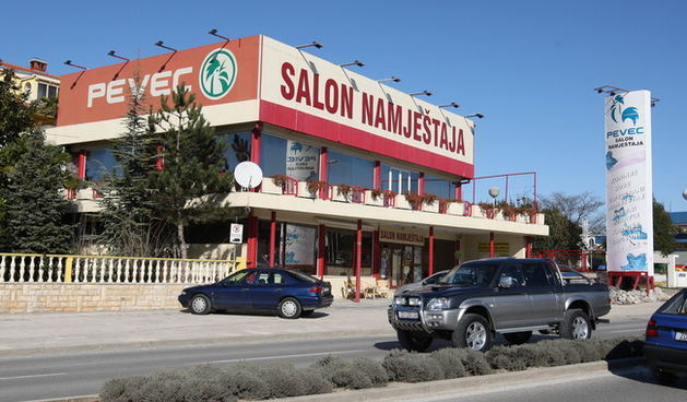 Zadar, 010210.
Pevecova trgovina u Zagrebackoj ulici prva je u Hrvatskoj otvorila vrata svojim kupcima.
Foto: Jure Miskovic / CROPIX