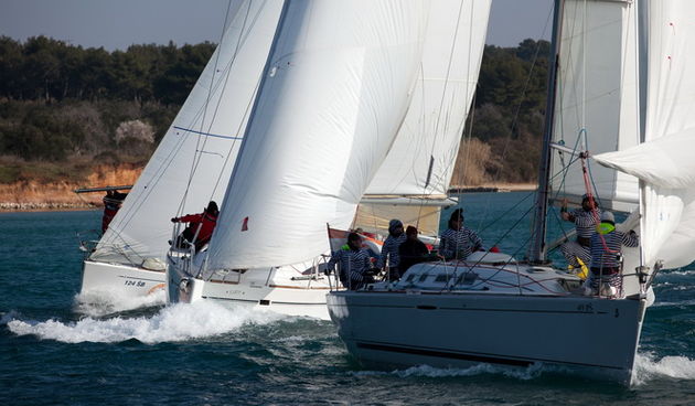 Zadar, 260211.
U Biogradskom akvatoriju se ovoga vikenda odrzava 11. Karnevalska regata. U tri jedrenja natjecati ce se 50-ak brodova.
Na slici: detalj sa subotnjeg jedrenja.
Foto: Vladimir Ivanov / CROPIX